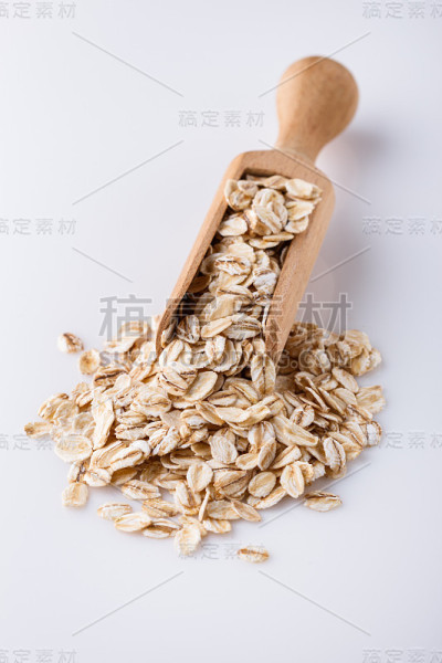 生燕麦片，白色丙烯酸背景