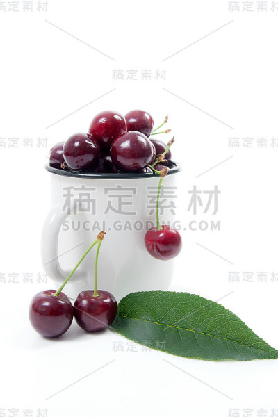 白色的杯子上有红色的甜樱桃