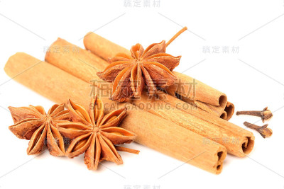 肉桂棒和八角孤立在白色的背景