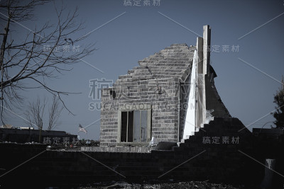伊利诺斯州华盛顿一所被龙卷风摧毁的房子里的壁炉还在