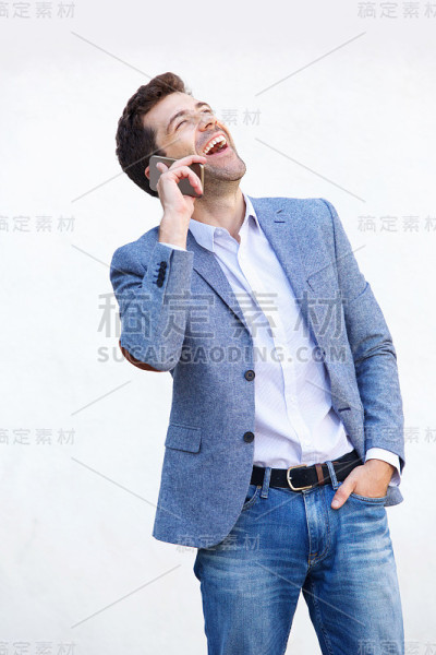 年轻人讲着手机，在白色背景下大笑