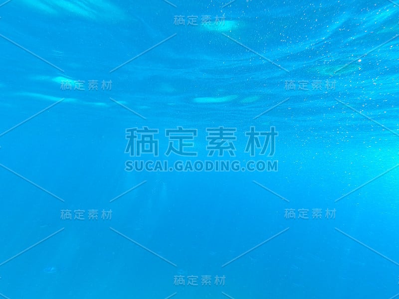 大海和海水的美丽质地。蓝色背景。水下摄影。埃及红海。