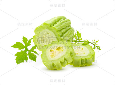 在白色背景上孤立的苦瓜