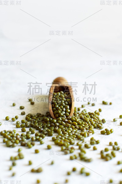 白色的桌子上放着一勺绿豆干