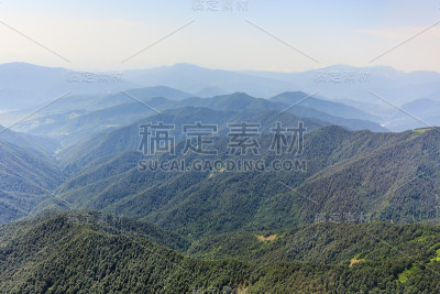 夏季高加索山脉