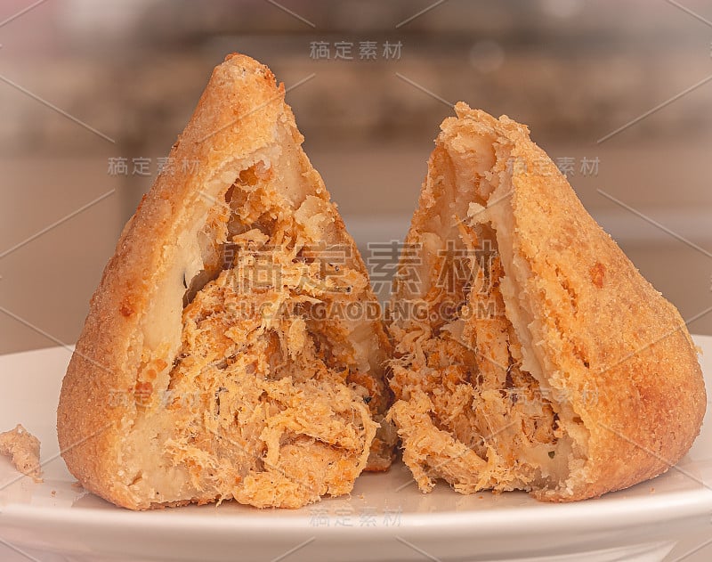 盘子上的巴西鸡肉饼(鸡垫)。