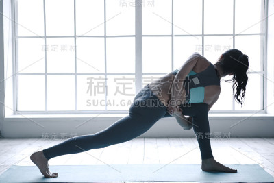 年轻女子做瑜伽姿势锻炼健康的生活方式