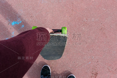 滑板手拿着他的滑板