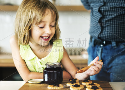 小女孩爷爷烘焙饼干的概念