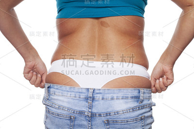 胖女人手牵着肚子上过多的脂肪。保健和女性饮食生活理念，以减少腹部和塑造健康的腹部肌肉。