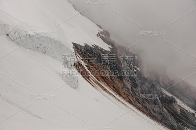 风景如画的雪山和岩石山坡