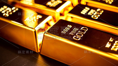 许多金条在桌上闪闪发光。