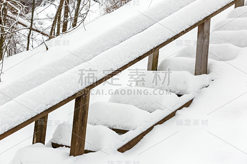 一场大雪过后，楼梯被雪覆盖了。