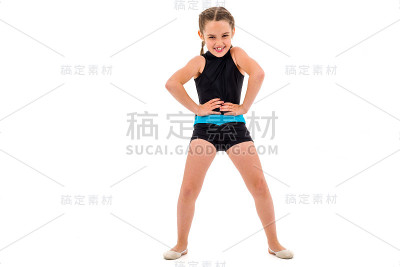 女孩练习和做艺术体操的肖像，白色的背景。