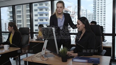 年轻的领导给年轻的女工提建议。