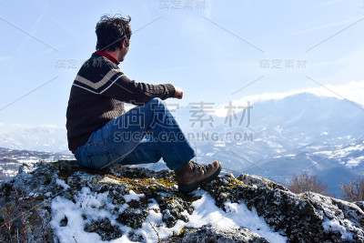 年轻人在春天欣赏高山美景