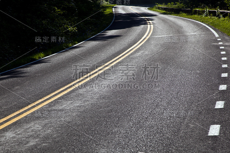 美丽风景的乡村公路蜿蜒穿过谢南多厄国家公园