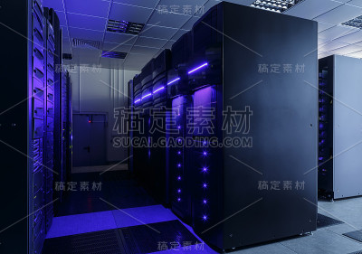 数据中心中有一排排服务器硬件的房间