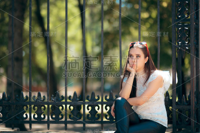 孤单的女人在户外等待