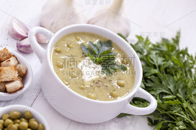 美味的豌豆奶油加上芳香的香料