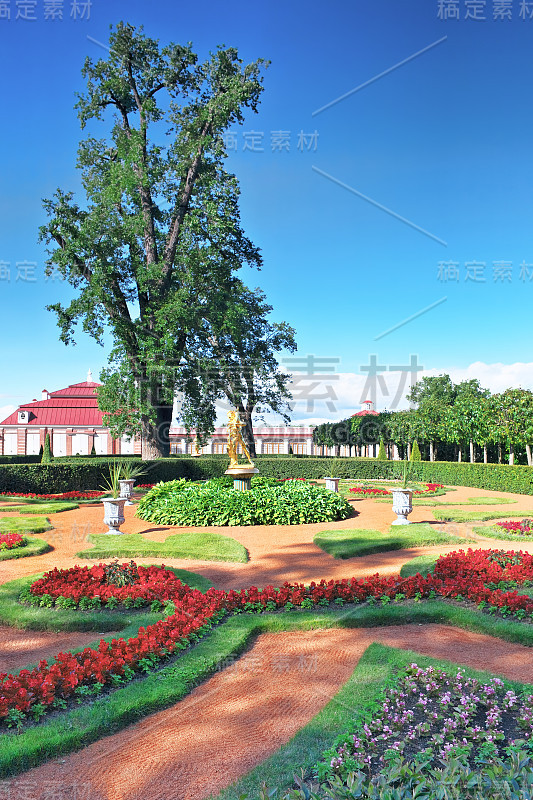 蒙普拉西宫的花园。Peterhof。