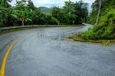 弯曲的道路