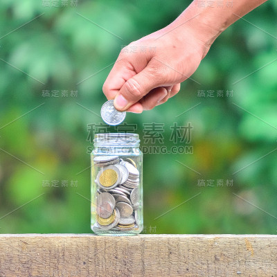 手把硬币放在户外