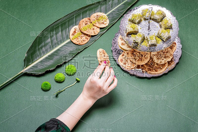 吃自己做的饼干和果仁饼干。