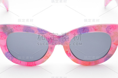 白色背景上优雅的太阳镜
