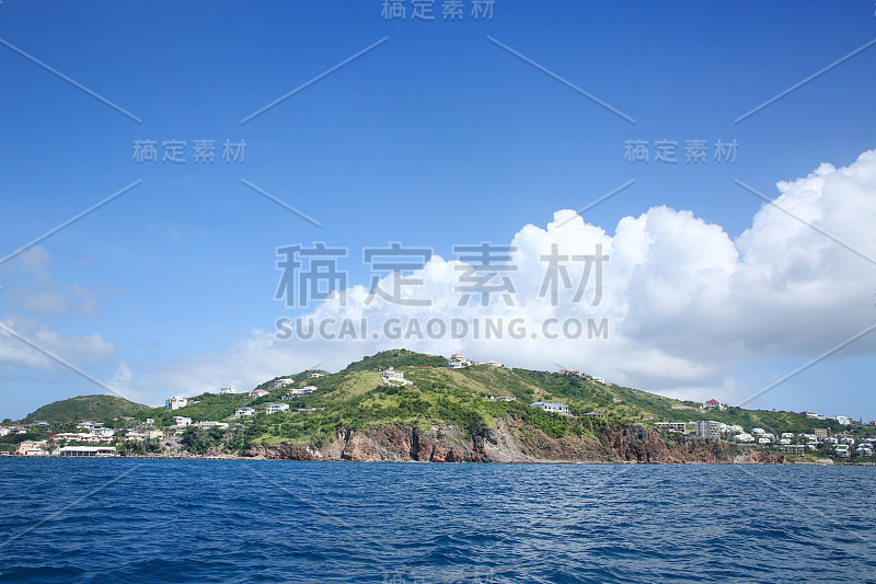 位于加勒比海圣基茨岛西南海岸的美丽山景。