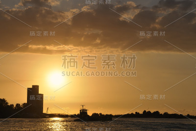 船与夕阳
