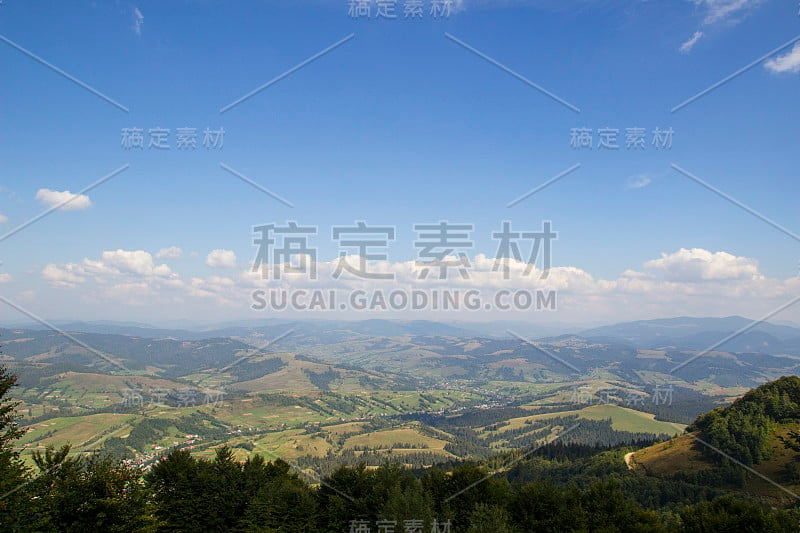 喀尔巴阡美丽的山景。广阔的绿色群山全景。夏天的喀尔巴阡山脉。乌克兰喀尔巴阡山脉的