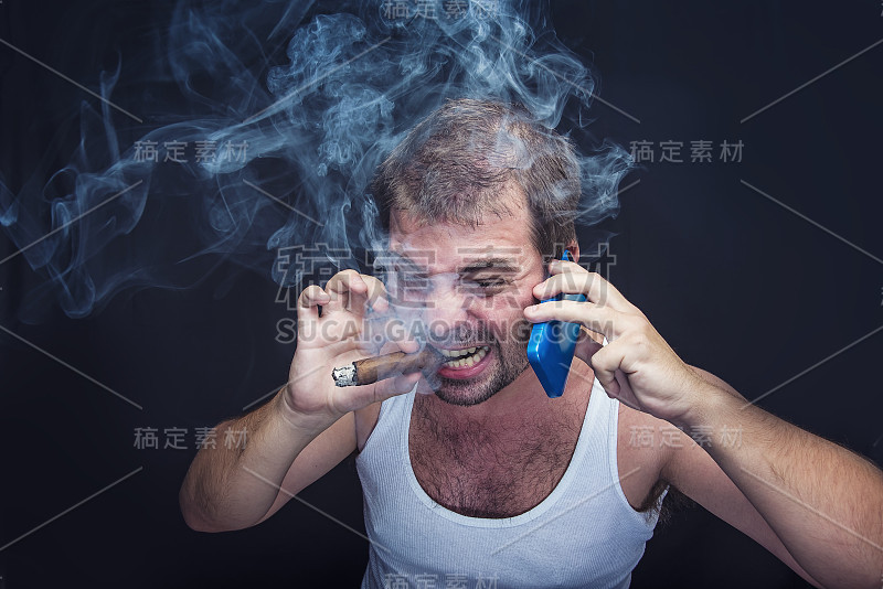 粗鲁的抽烟男人对着手机大喊大叫