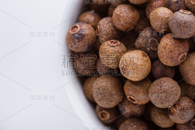 新鲜辛辣的胡椒和多香的白色丙烯酸背景