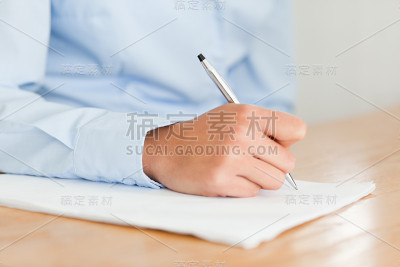 坐在纸上写字的女人