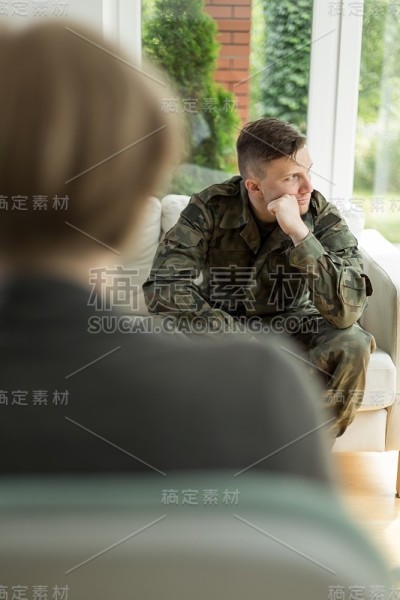 患有抑郁症的年轻士兵