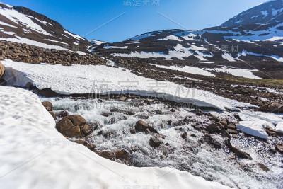 普托拉纳高原的溪流和积雪，泰米尔景观。