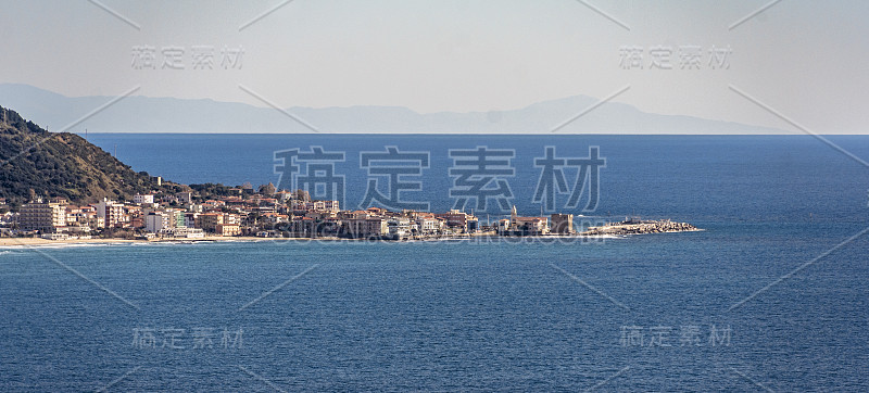 风景如画的阿恰罗利村，来自意大利西兰托海岸