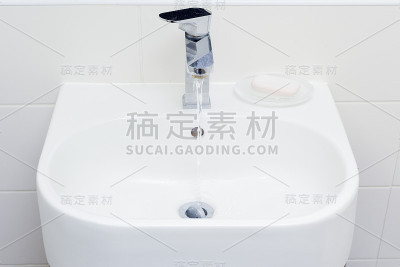 现代浴室水槽在白色的家庭内部