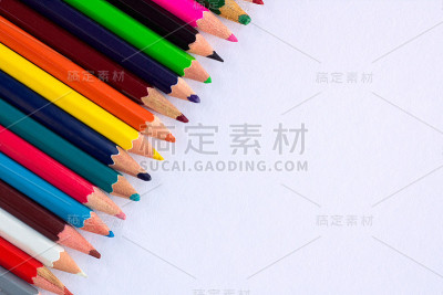 白色背景的演示与彩色的右上角铅笔角