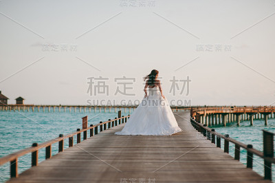水上小屋旁的码头上美丽的新娘