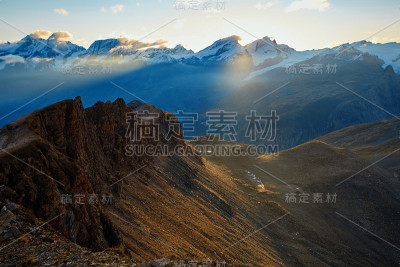 山中的日出