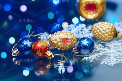 圣诞新年的玩具在圣诞的模糊背景上