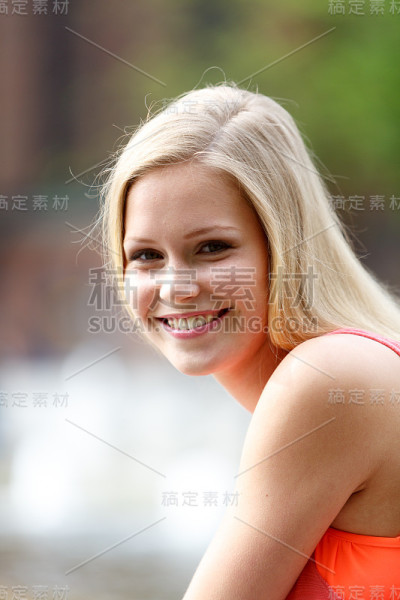 美丽的年轻女子。在户外
