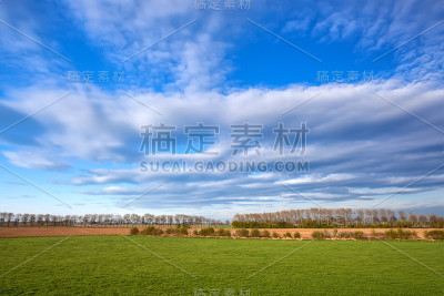 春日草地上的云景