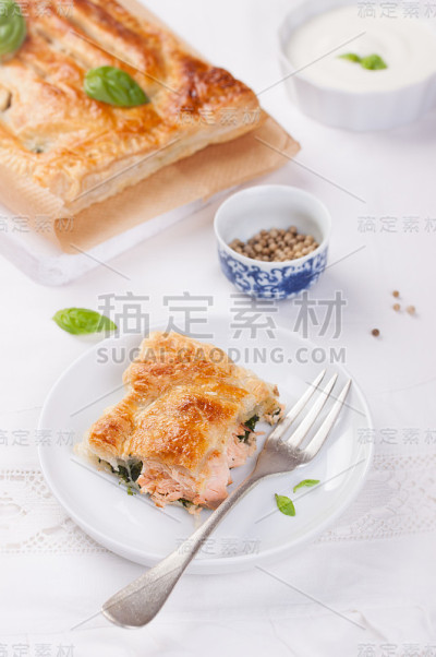 三文鱼、菠菜和罗勒的传统派
