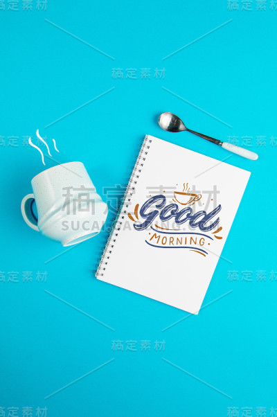 蓝色咖啡杯上的蓝色背景和文字早安