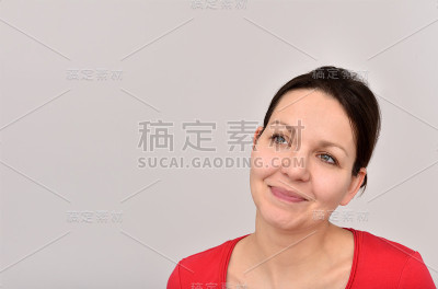 体贴微笑的美丽女人