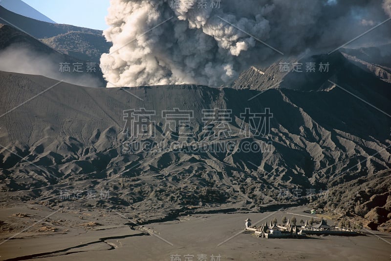 印尼布罗莫活火山下的一座寺庙