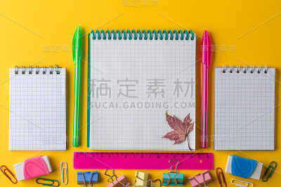 创意平面躺回学校的概念与记事本